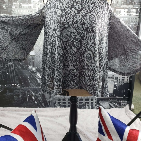 Lucky Brand Cold Shoulder Bell Sleeve Top - Picture 5 of 6